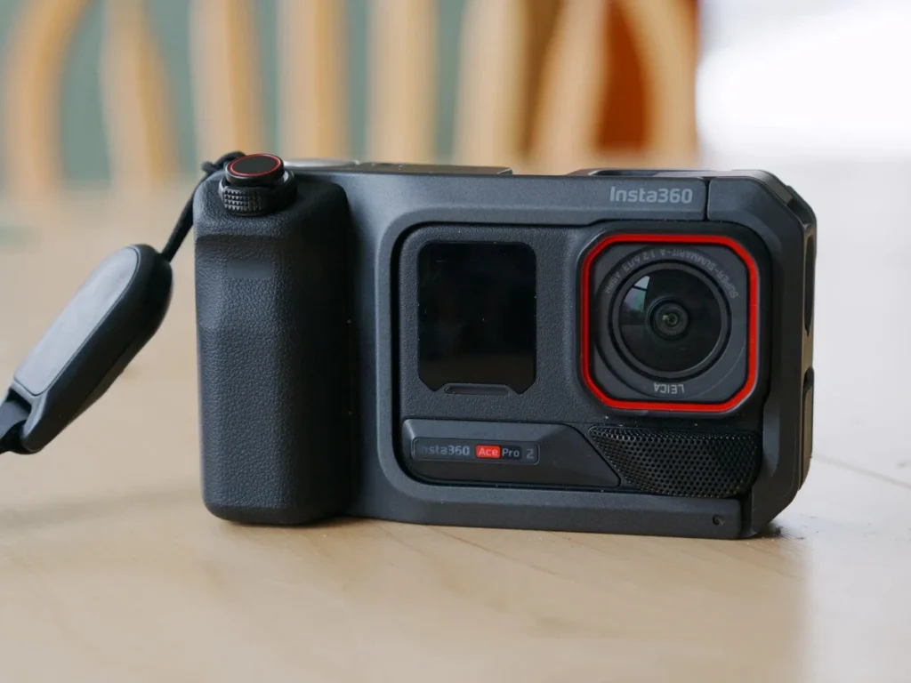 Экшн-камера Insta360 Ace Pro 2 с оптикой Leica Summarit в модульном видеокейсе с боковой рукояткой